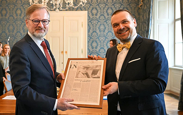 Podříznout obce a noviny? Vážně bývalí pedagogové Fiala s Rakušenem nechtějí, aby lidé četli?