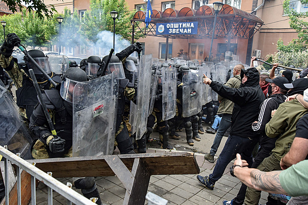 Válku na Balkáně vyloučit nemůžeme, říká kosovská ministryně zahraničí. Srbského prezidenta přirovnává k Putinovi