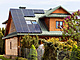 Solární panely na střeše dřevěné chatky - ilustrační foto.