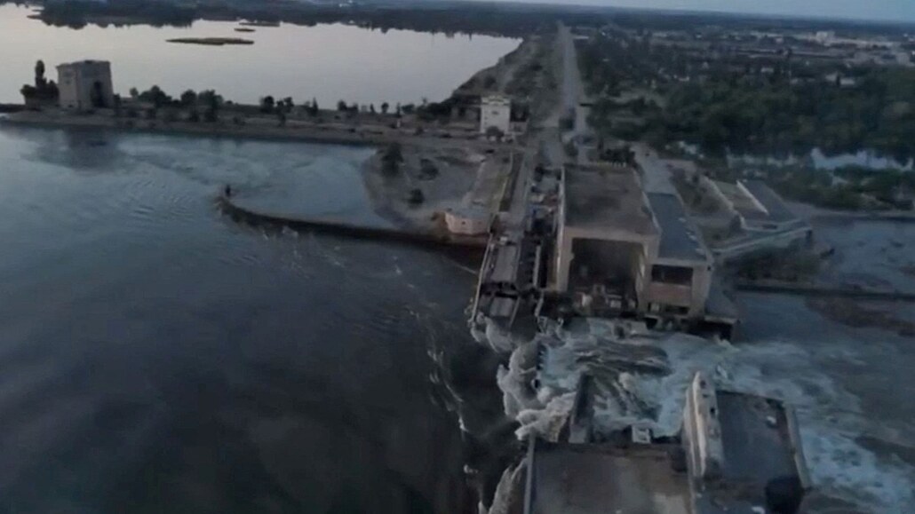 Kachovská přehrada na jihu Ukrajiny, která byla 6. června 2023 zničena.
