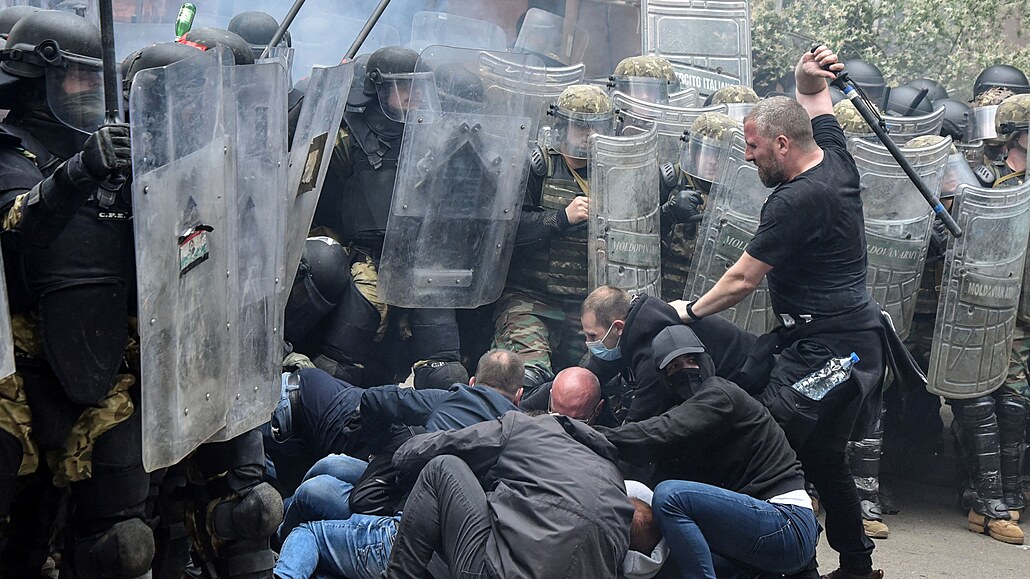 Vojáci z jednotky KFOR se stetli s místními demonstranty kosovských Srb u...