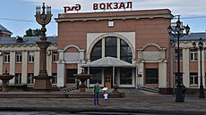 Birobidžanské nádraží vítá návštěvníky symbolem židovského svícnu. | na serveru Lidovky.cz | aktuální zprávy
