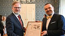 Petr Fiala (vlevo) a ministr kultury Martin Baxa s vydáním Literárních novin z...