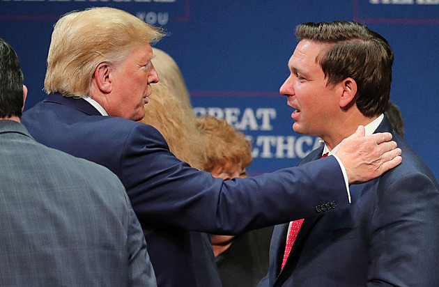 „Trump s mozkem“ má dilema s Trumpem. Jak může DeSantis vyzrát na rivala a nezradit republikány?