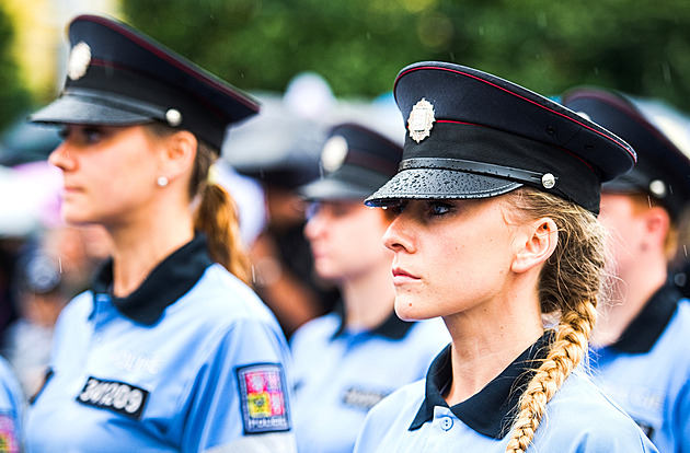 V psychotestech si policistky vedou lépe než jejich mužští kolegové. Jejich počty rostou, láká je adrenalin