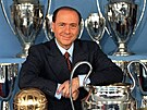 Silvio Berlusconi a pár trofejí, které AC Milán získal v dob, kdy slavný...