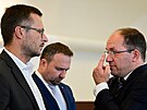 Výmna stráí: zleva Zdenk Nekula, Marian Jureka a Marek Výborný.