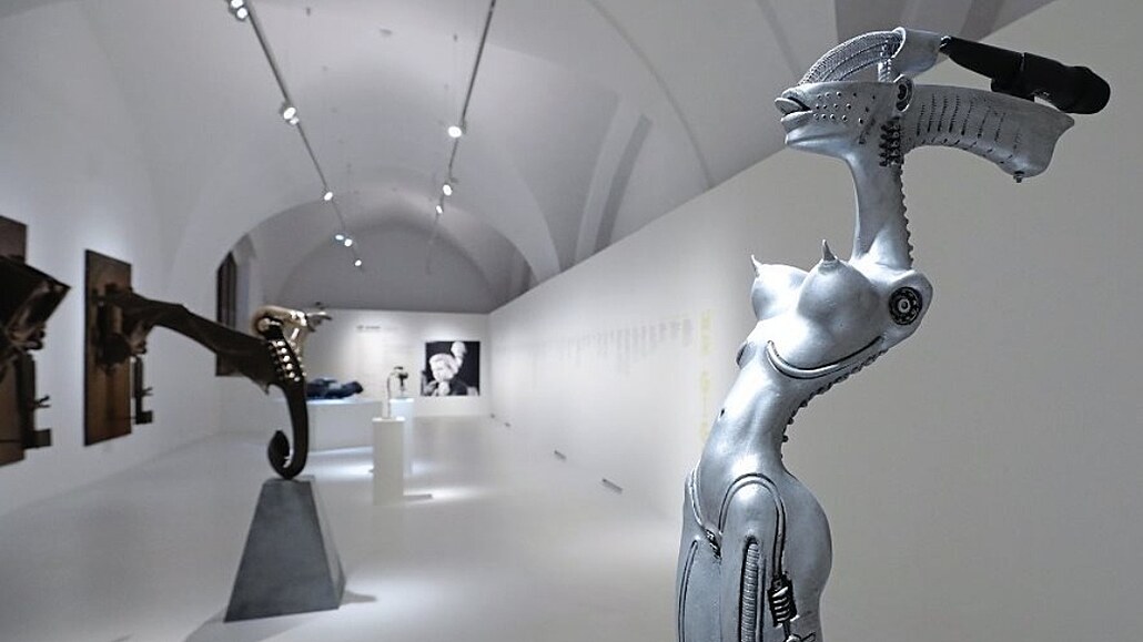 Pohled do expozice HR Gigera v hlubocké galerii