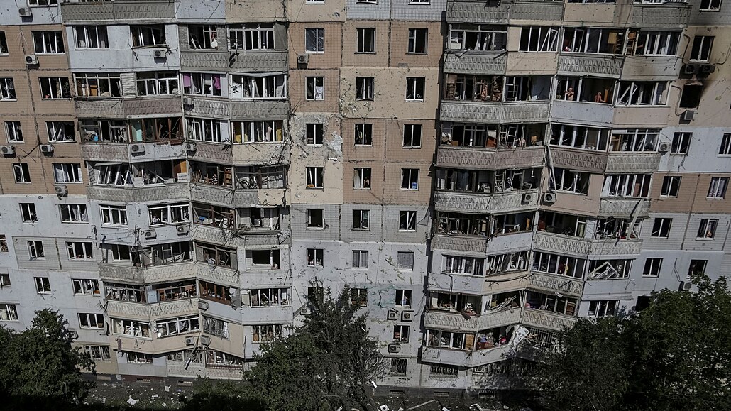 Výškový dům v Oděse po útoku ruských dronů.