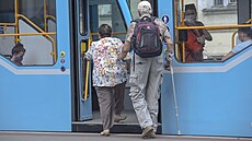 Důchodci nastupují do tramvaje - ilustrační foto.