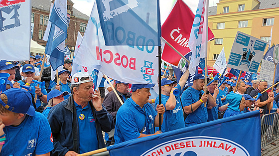 Stovky lidí demonstrují na nám�stí Ji�ího z Pod�brad v Ostrav�-Vítkovicích...