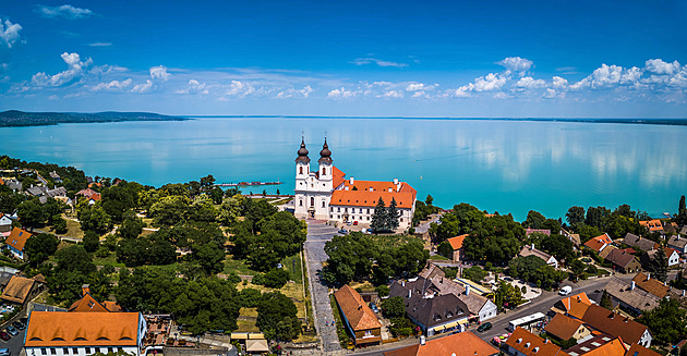 Mělké „moře“ už není jen retro. Dovolená u Balatonu vás bude bavit