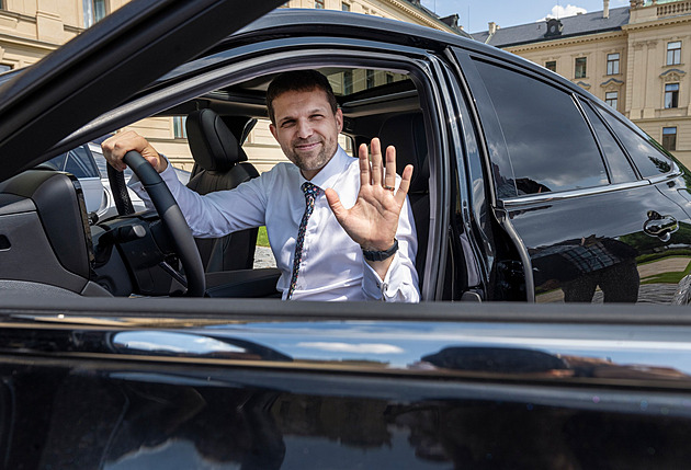 Úřady škrtají místa i auta, ještě letos mají ušetřit 20 miliard korun. Na brzdu ale měla dupnout hlavně vláda