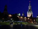 Vojenské vozidlo ped Spasskou ví v Kremlu v centru Moskvy (noc z 23. na 24....