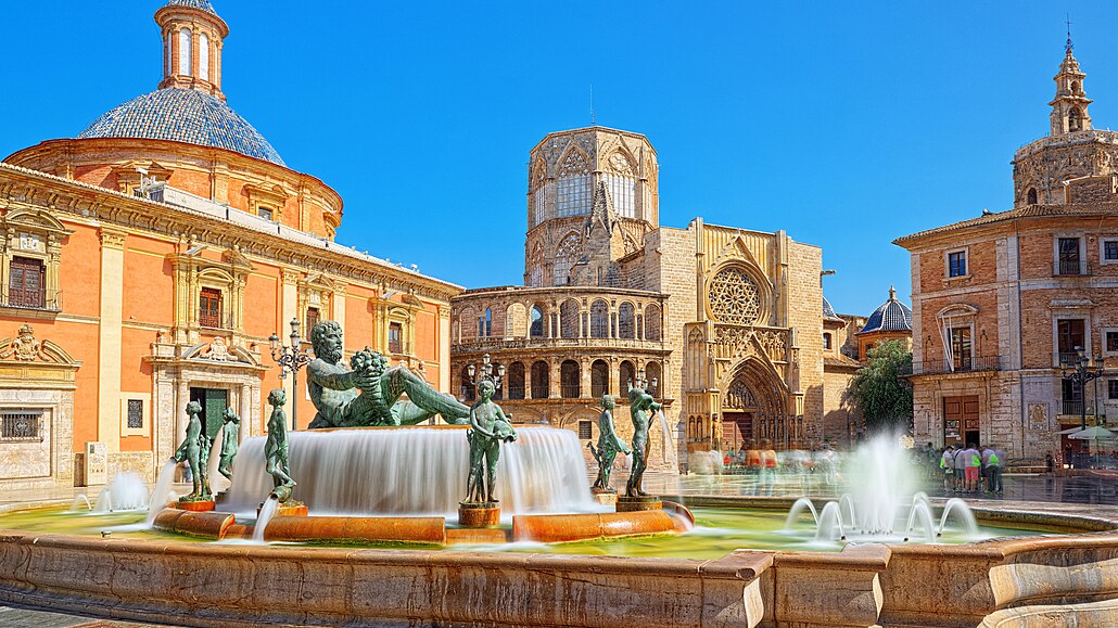 Plaza de la Virgen, pvabné námstí v centru Valencie. Fontána s postavou mue...