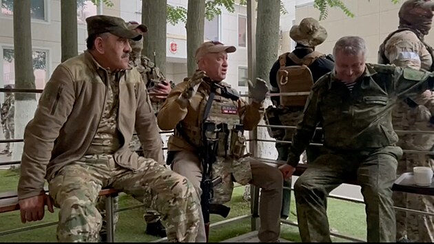 Vojci Wagnerovy skupiny v Rostovu na Donu, druh zleva sedc mu je Prigoin (24. ervna 2023).