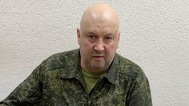 Generl Sergej Vladimirovi Surovikin promluvil v ptek k Jevgeniji Prigoinovi (24. ervna 2023).