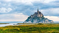 Mont-Saint-Michel. Osmdesát metr vysoká dominanta Normandie je unikátní tím,...