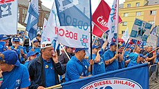 Stovky lidí demonstrují na námstí Jiího z Podbrad v Ostrav-Vítkovicích...