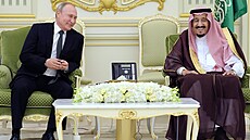 Ruský prezident Vladimir Putin (vlevo) a král Saúdské Arábie Salmán bin Abd...
