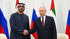 Vladimir Putin (vpravo) a prezident Spojených arabských emirát� Muhammad bin...