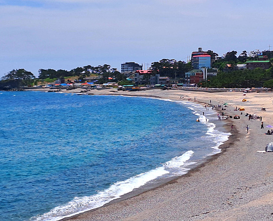 Píse�ná plá� v jedné z vesnic jihovýchodního pob�e�í Koreje.