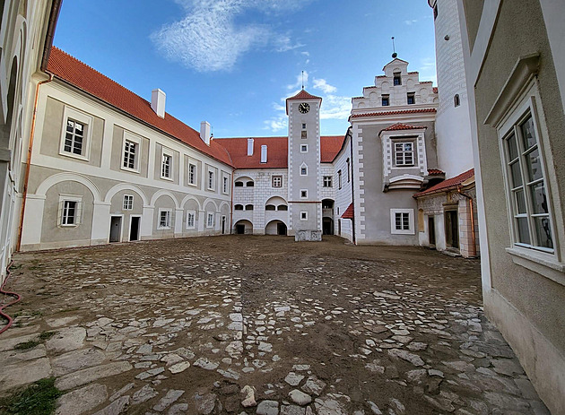 Další člen „rodiny červených“. Jediný dochovaný renesanční zámek Červená Řečice opět otevírá