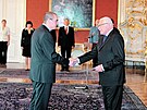 Guvernérem NB jmenoval Miroslava Singera (vlevo) bývalý prezident Václav Klaus...