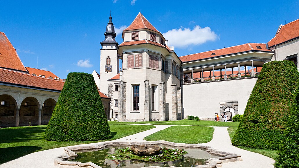 Zámek Tel�. T�it se m��ete na nové náv�t�vnické centrum a hlavn� na Zámecké...