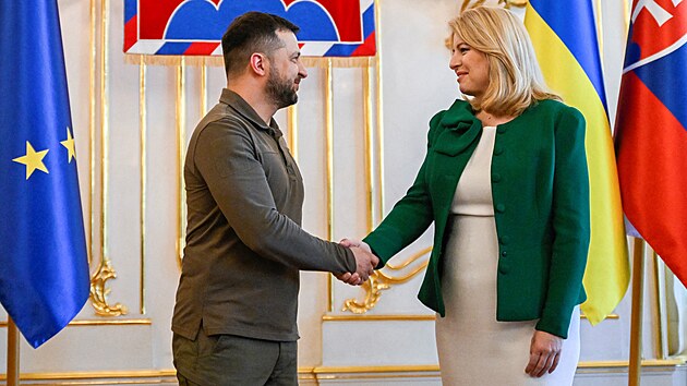 Slovenská prezidentka Zuzana aputová se zdraví s ukrajinským prezidentem...