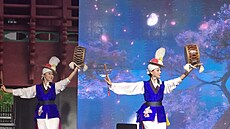 Tradi�ní tance pat�ily k tomu lep�ímu na ulsanské slavnosti.