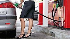 Tankování paliva - žena.
