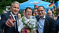 Robert Sesselmann (uprostřed) vedl předvolební kampaň proti „těm v Berlíně“,...