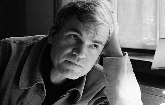 Milan Kundera na snímku z roku 1977 ji ve Francii.