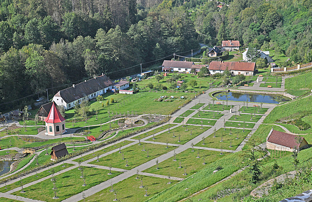 Nejpohádkovější hrad v Česku otevřel své zahrady. Pernštjen nabízí plantáže jahod i lahodný rybíz