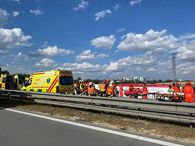 Na D2 u Brna se srazily dva autobusy. Jeden z řidičů zemřel, sdělila policie