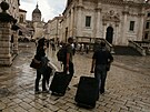 Chorvatský Dubrovník - turisté s kufry na kolekách.
