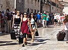 Chorvatský Dubrovník - turistky s kufry na kolekách.