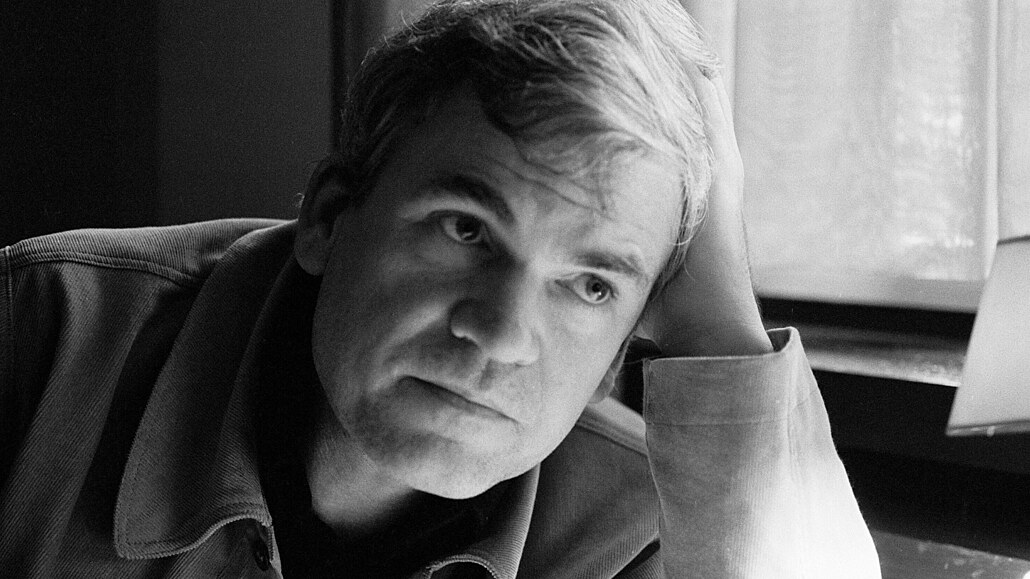 Milan Kundera na snímku z roku 1977 ji ve Francii.