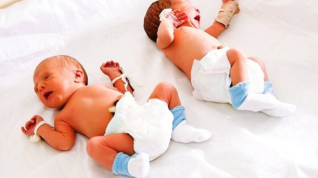 Novorozená dvojčata - ilustrační foto