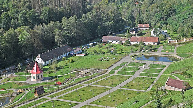 Nejpohádkovější hrad v Česku otevřel své zahrady. Pernštjen nabízí plantáže jahod i lahodný rybíz