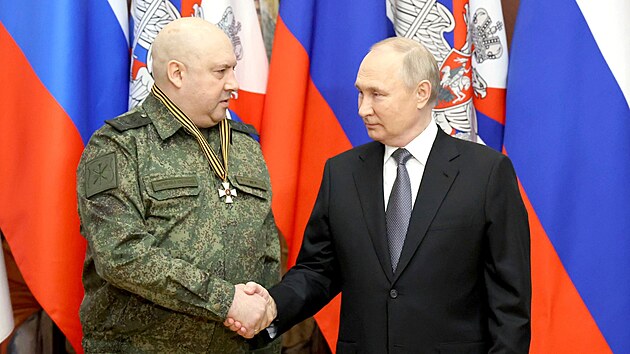 Surovikin a Putin v dob, kdy byly jejich vztahy zalité sluncem