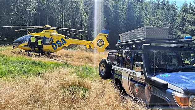 Z�chran��i u� cyklistovi, kter� spadl na trailov� cest� na Bou���ku, pomoct nemohli.