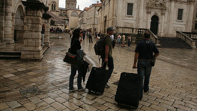 Chorvatsk Dubrovnk - turist s kufry na kolekch.