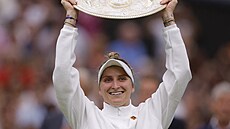 Česká tenistka Markéta Vondroušová slaví vítězství ve Wimbledonu.