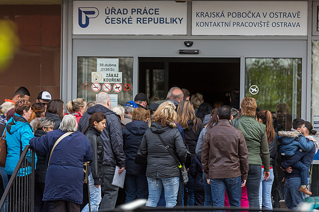 Úřad práce jako zaměstnání hrůzy? Až polovina pracovníků sama pobírá dávky, lidé si na nich vybíjejí zlost