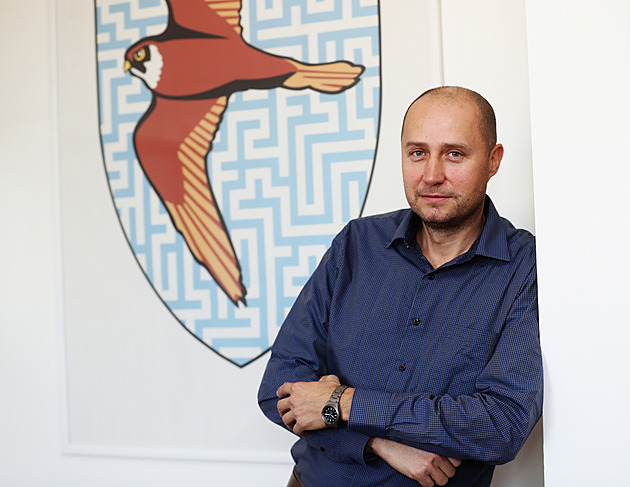 Velká politická hra kolem šéfa GIBS. Co by znamenalo dosazení Hendrycha do čela?