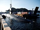 Americká balistická raketová ponorka USS Kentucky kotvící na námoní základn...