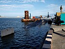 Americká jaderná ponorka USS Kentucky kotvící na námoní základn Pusan.