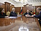 Ruský prezident Vladimir Putin jedná o ekonomické situaci v zemi s ministrem...